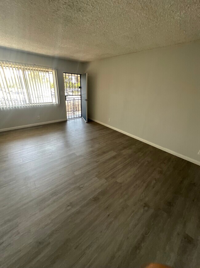 Building Photo - 1026 S Flower Apartments