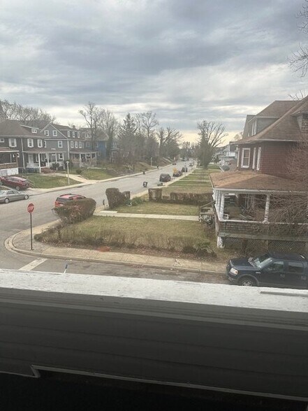 Building Photo - 2700 Roslyn Ave