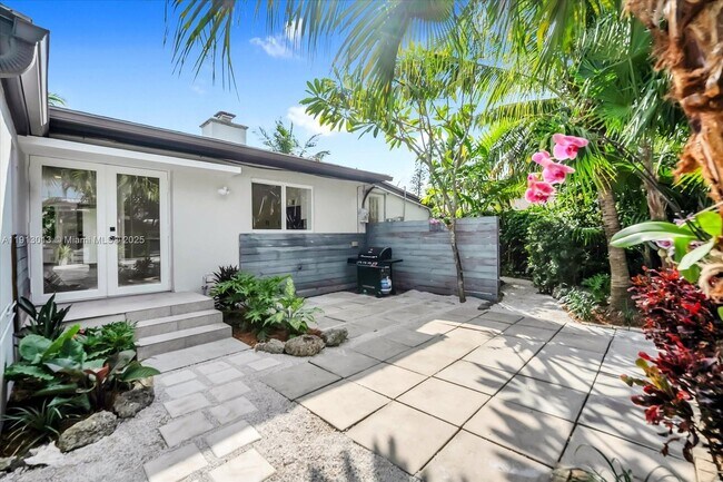 Building Photo - 863 NE 90th St