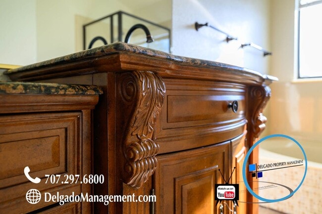 Building Photo - Gorgeous Glen Cove 4 bedroom home.