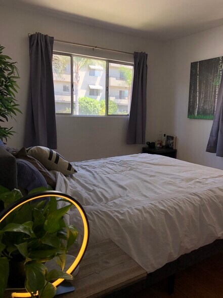 Bedroom - accessories/furniture not included - 7526 Fountain Ave