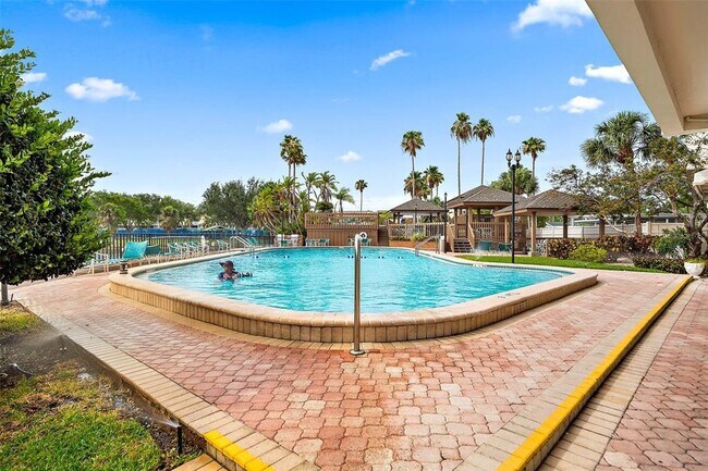 Building Photo - 10355 Paradise Blvd