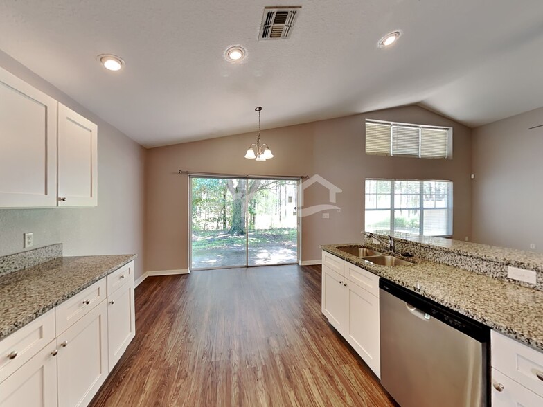 Building Photo - 204 Silver Palms Cir