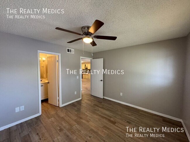 Building Photo - 836 W Rosewood Ln
