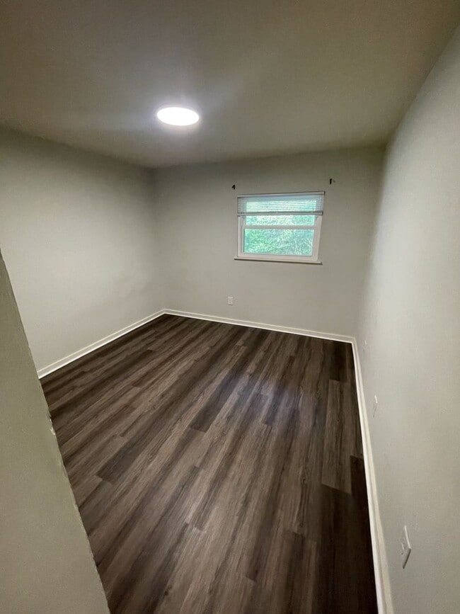 Building Photo - 3 bd 1.5 ba Condo