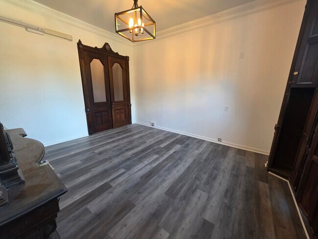 Building Photo - Newly Renovated 3 Bedroom Apartment - Poug...