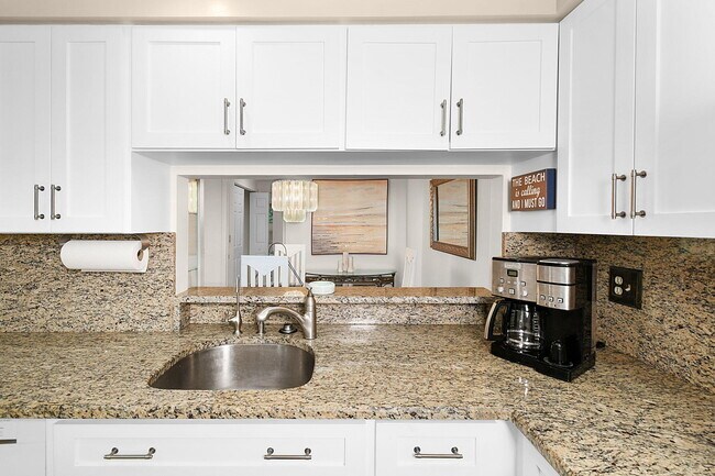 Building Photo - 221 NE Plantation Rd