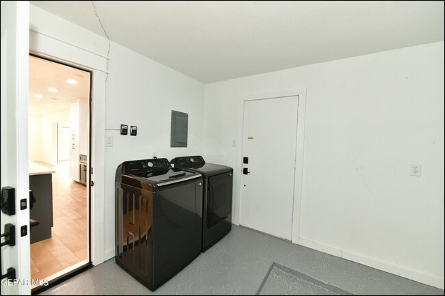 Building Photo - 3217 Wedgewood Dr