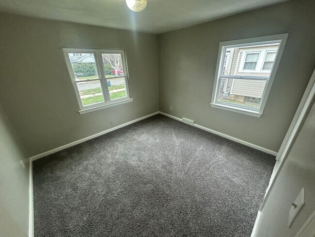 Building Photo - Charming 3-Bedroom Home Near North Toledo