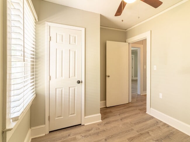 Building Photo - $400 Off first month rent.  Newly renovate...