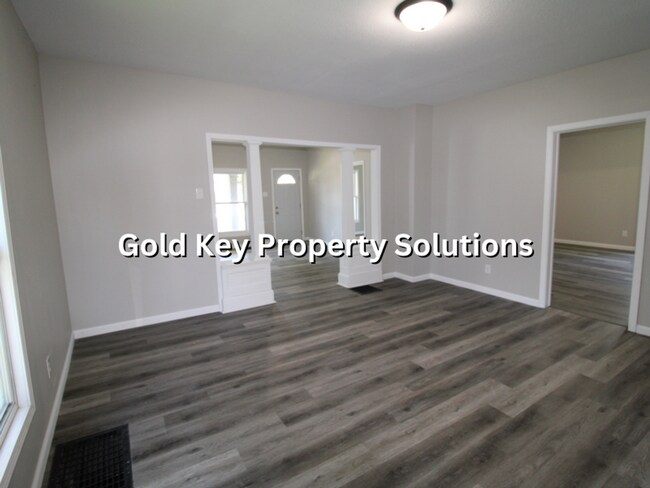 Building Photo - Spacious 3 BR 1 BA with Covered Porch and Garage (SECTION 8 APPROVED)