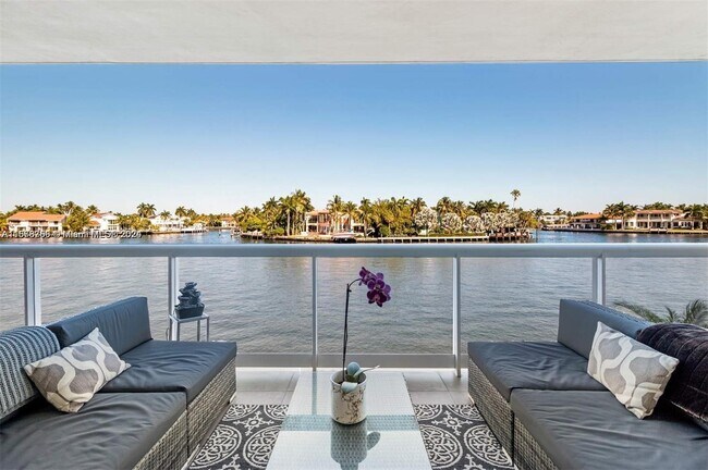Building Photo - 20191 E Country Club Dr