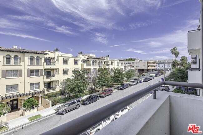 Building Photo - 5030 Rosewood Ave