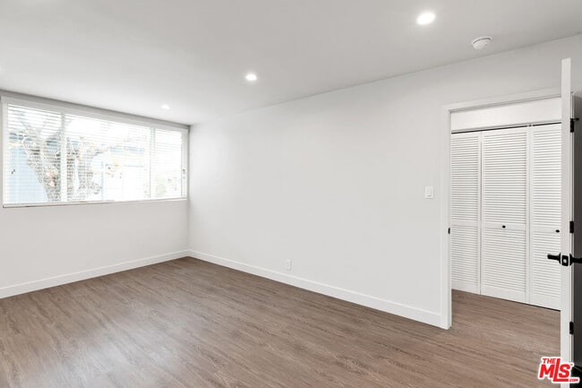 Building Photo - 1117 S Bronson Ave