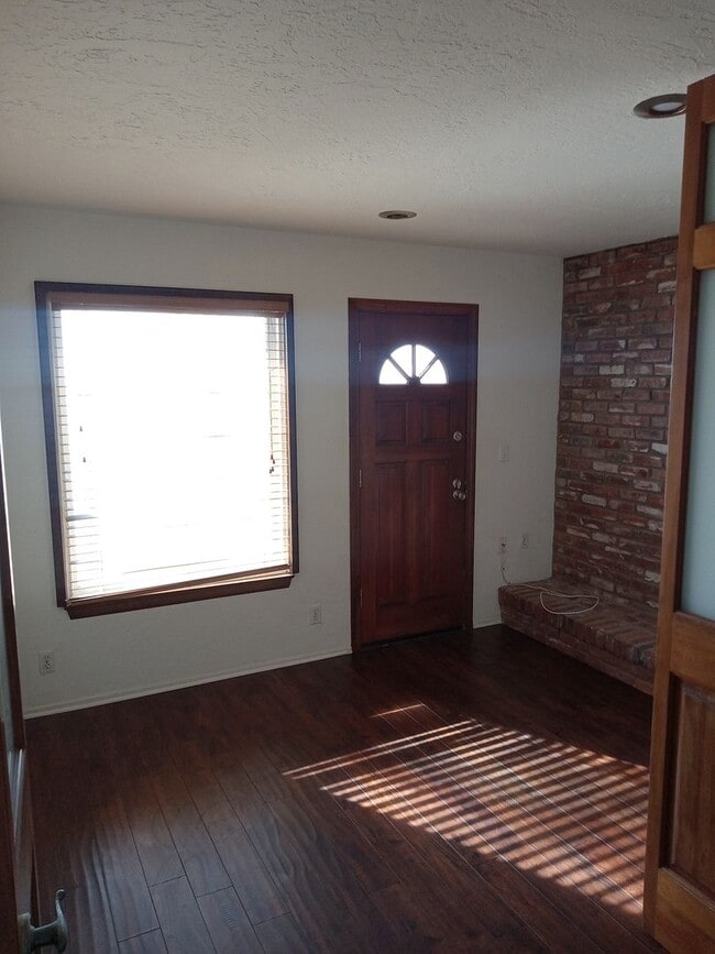 Building Photo - Fabulous 3 bedroom 2 bath tri-level home w...