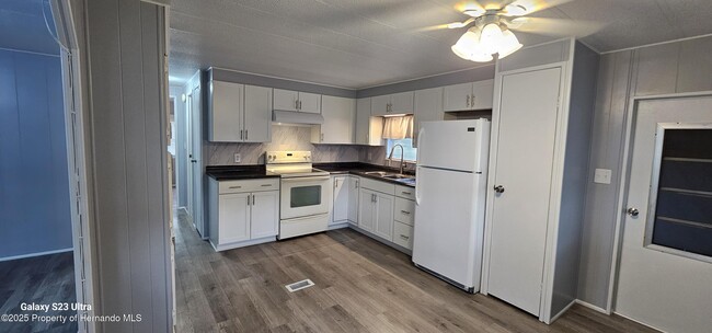 Building Photo - 15038 Brookridge Blvd