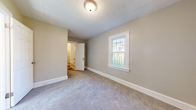 Building Photo - 3052 Sackett Ave