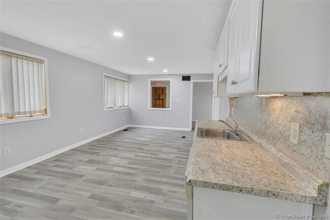 Building Photo - 571 Wolcott St