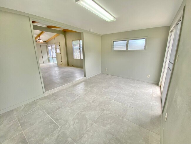 Building Photo - Recently Renovated 3 bed, 1.5 bath house i...