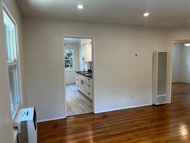 Building Photo - 2 Bedroom 1 Bath Completely Remodeled Apar...