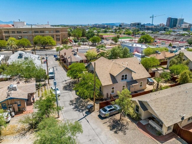 Building Photo - PRELEASE August 2026! West University Home!