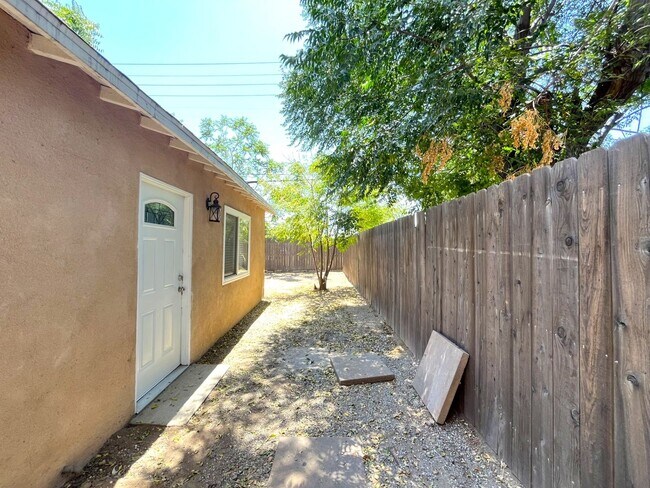 Building Photo - 1629 Kendall Dr