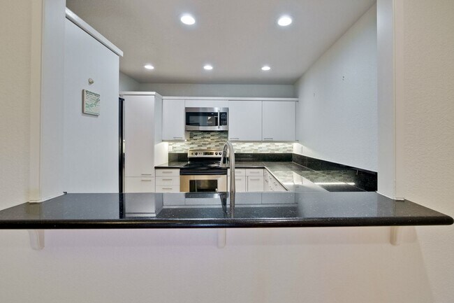 Building Photo - 2-Suite Townhome in Whisman Station Area | Easy Access to 101/237/85