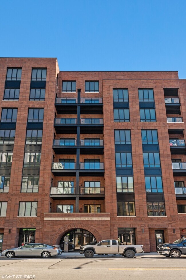 Building Photo - 323 S Racine Ave