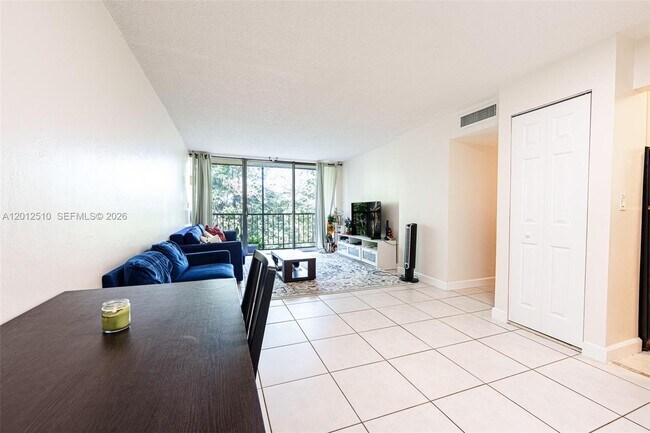 Building Photo - 8870 Fontainebleau Blvd