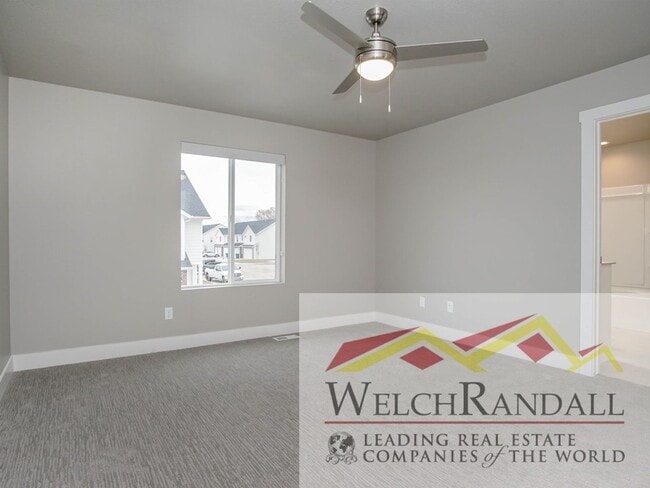 Building Photo - Beautiful 3 Bed 2.5 Bath Townhome in West ...