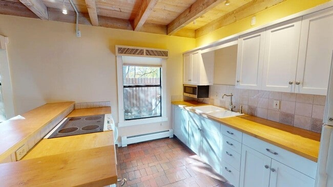 Building Photo - 948 Los Lovatos Rd