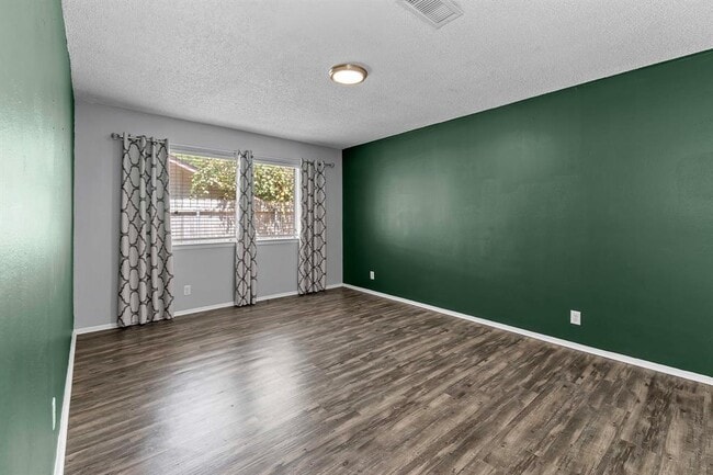 Building Photo - 9011 Quail Valley Dr