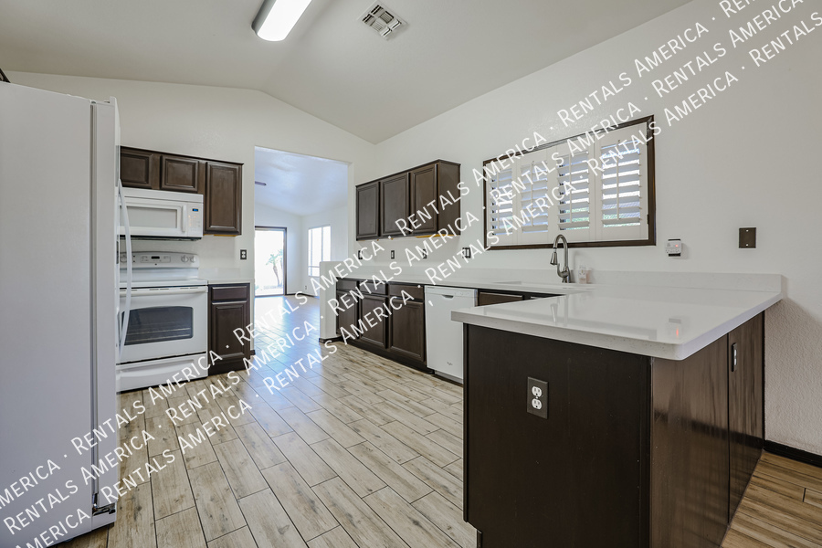 Building Photo - 9316 W Cinnabar Ave