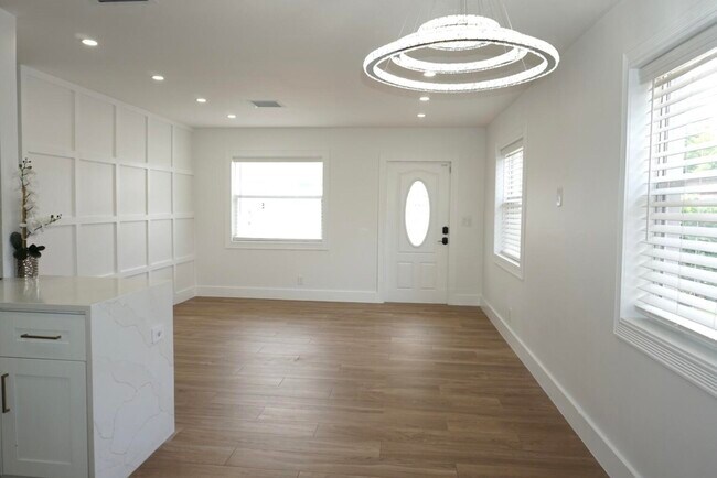 Building Photo - 403 Pinegrove Ave