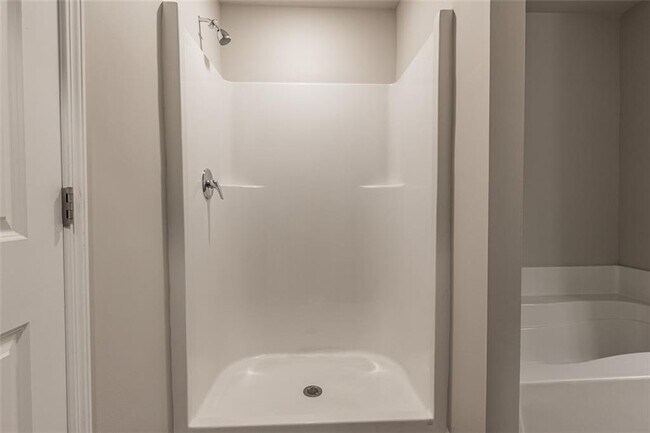 Building Photo - 9220 Golfview Cir