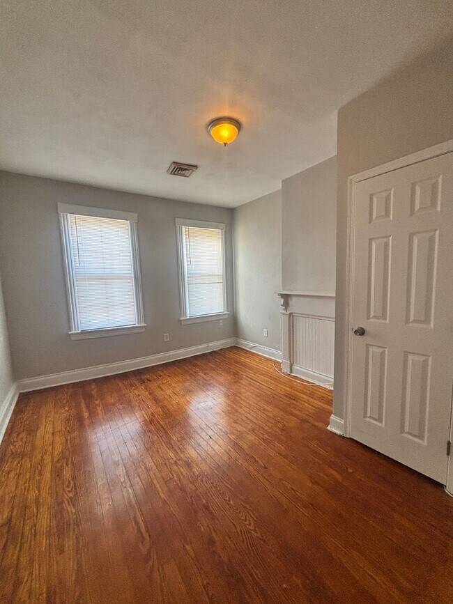 Building Photo - Well Kept 3 Bedroom 1.5 Bathroom Duplex Located in Historic Port Norfolk