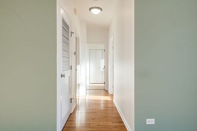 Building Photo - 2089 W Wabansia Ave