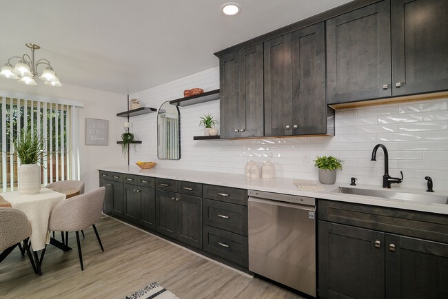 Building Photo - GORGEOUS REMODELED 3 BED CONDO IN GATE COM...