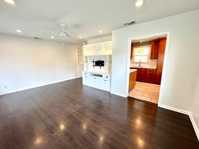 Building Photo - Fabulous 3 bedroom 1 bathroom updated home