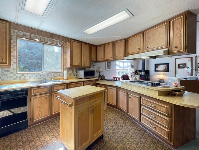 Building Photo - 121 Ivy Ln
