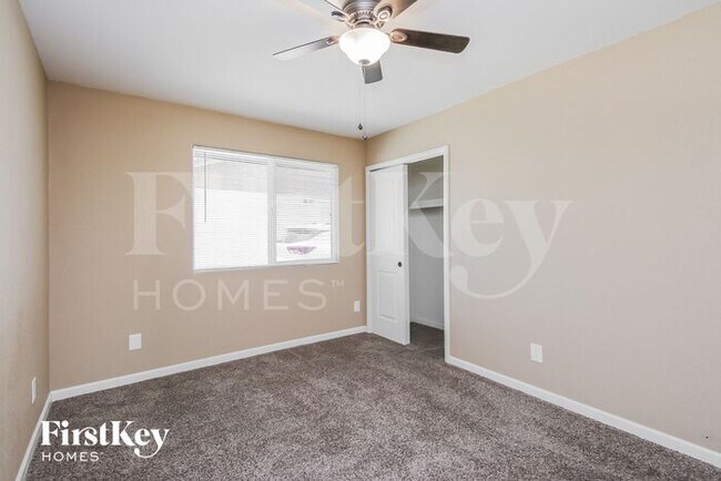 Building Photo - 4716 S Kenwood Ln