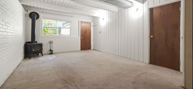 Building Photo - Charming Bellevue Home with Spacious Lot a...