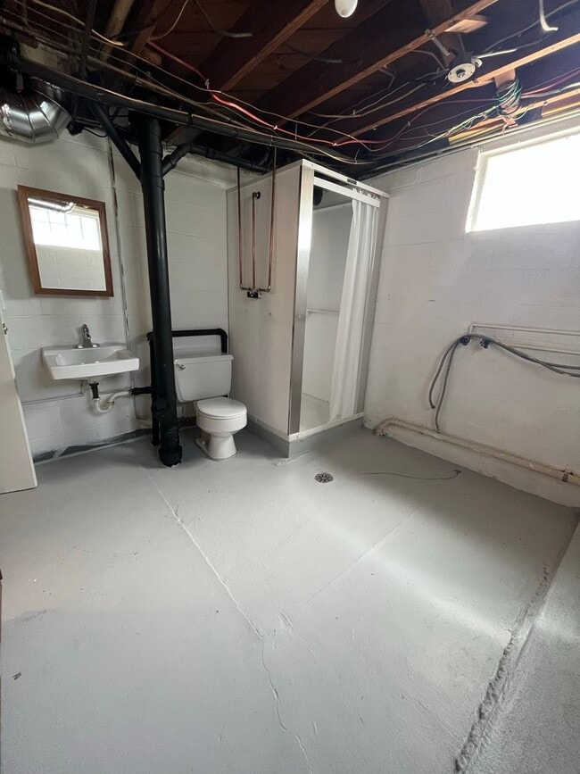 Building Photo - 3 Bedroom, 2 Bathroom Home With Garage Available for Pre-Lease!