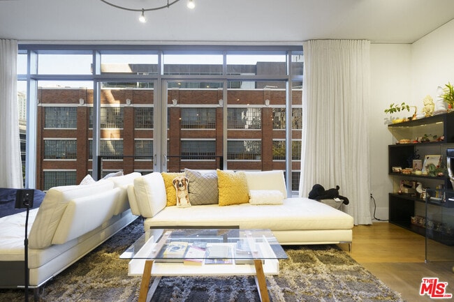 Building Photo - 1100 S Hope St