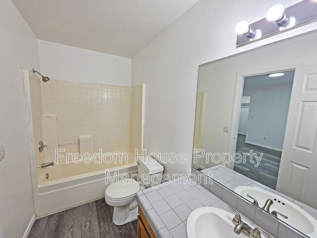 Building Photo - 670 Bourbon St