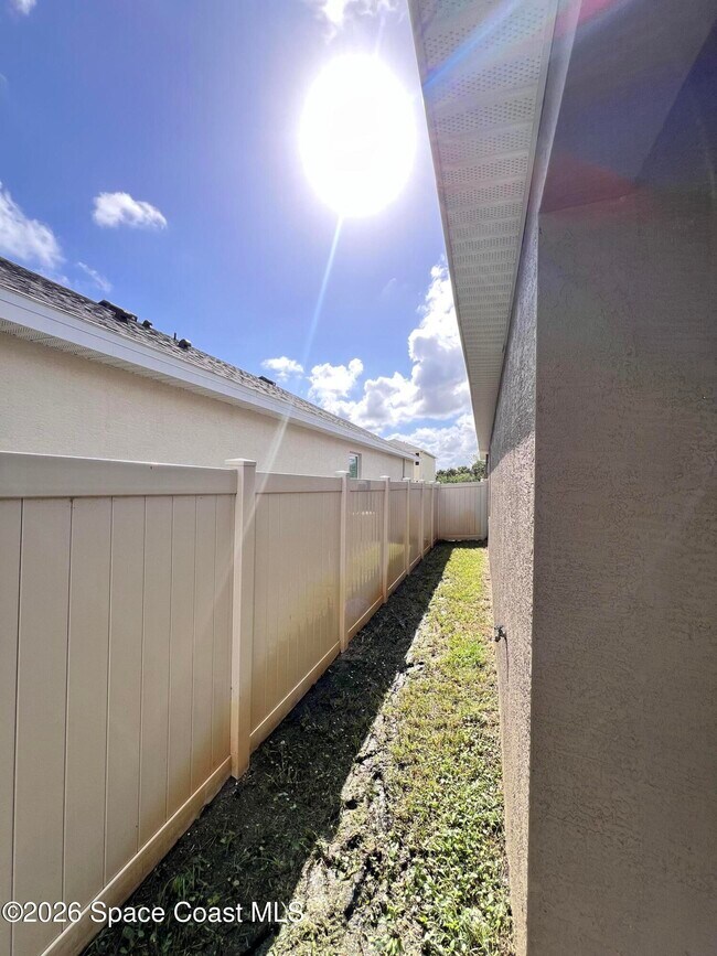 Building Photo - 919 Trinity St