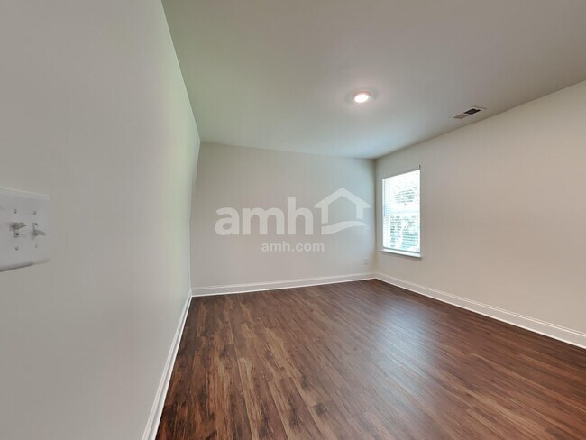 Building Photo - 2052 Windsor Park Ave