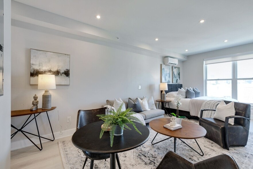 Interior Photo - The Maven