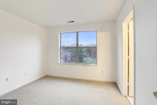 Building Photo - 10010 Vanderbilt Cir