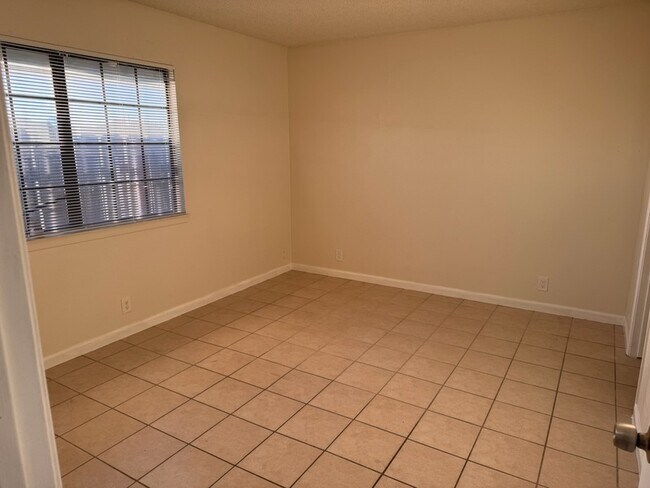 Building Photo - 13584 Yakima Rd